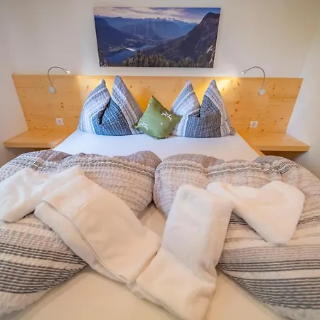 Seraphine Und Theresia Grundlsee